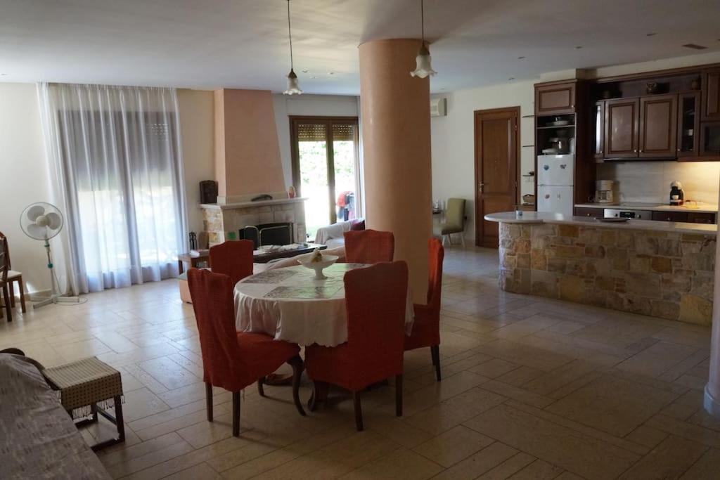 Apartment With A Garden, Bbq, Swimming Pool And Jacuzzi Dhrafi Exterior photo