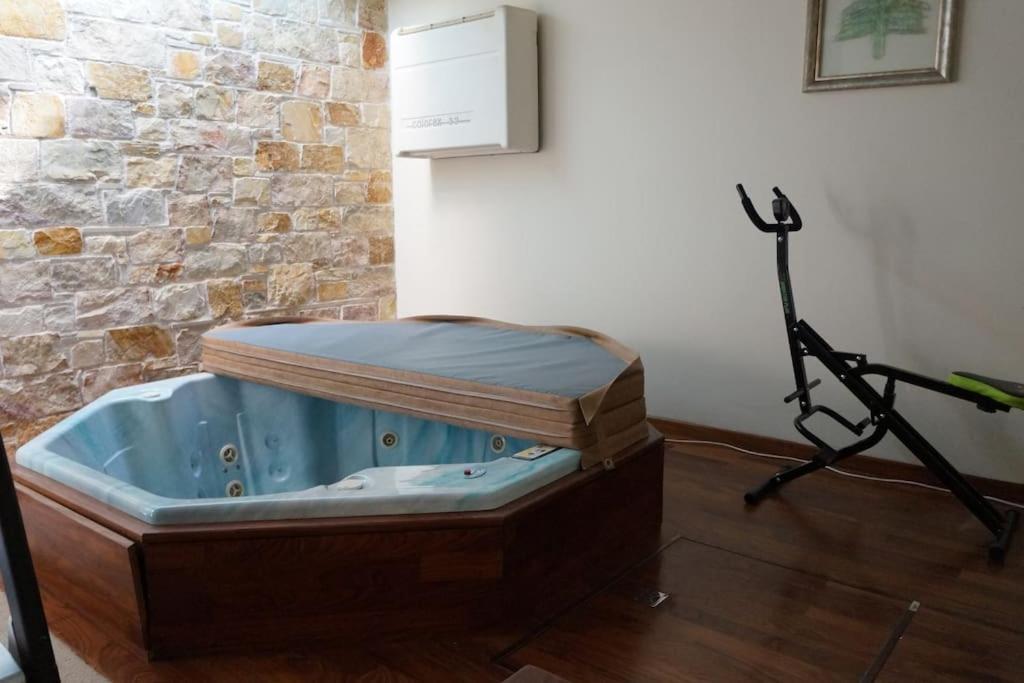 Apartment With A Garden, Bbq, Swimming Pool And Jacuzzi Dhrafi Exterior photo